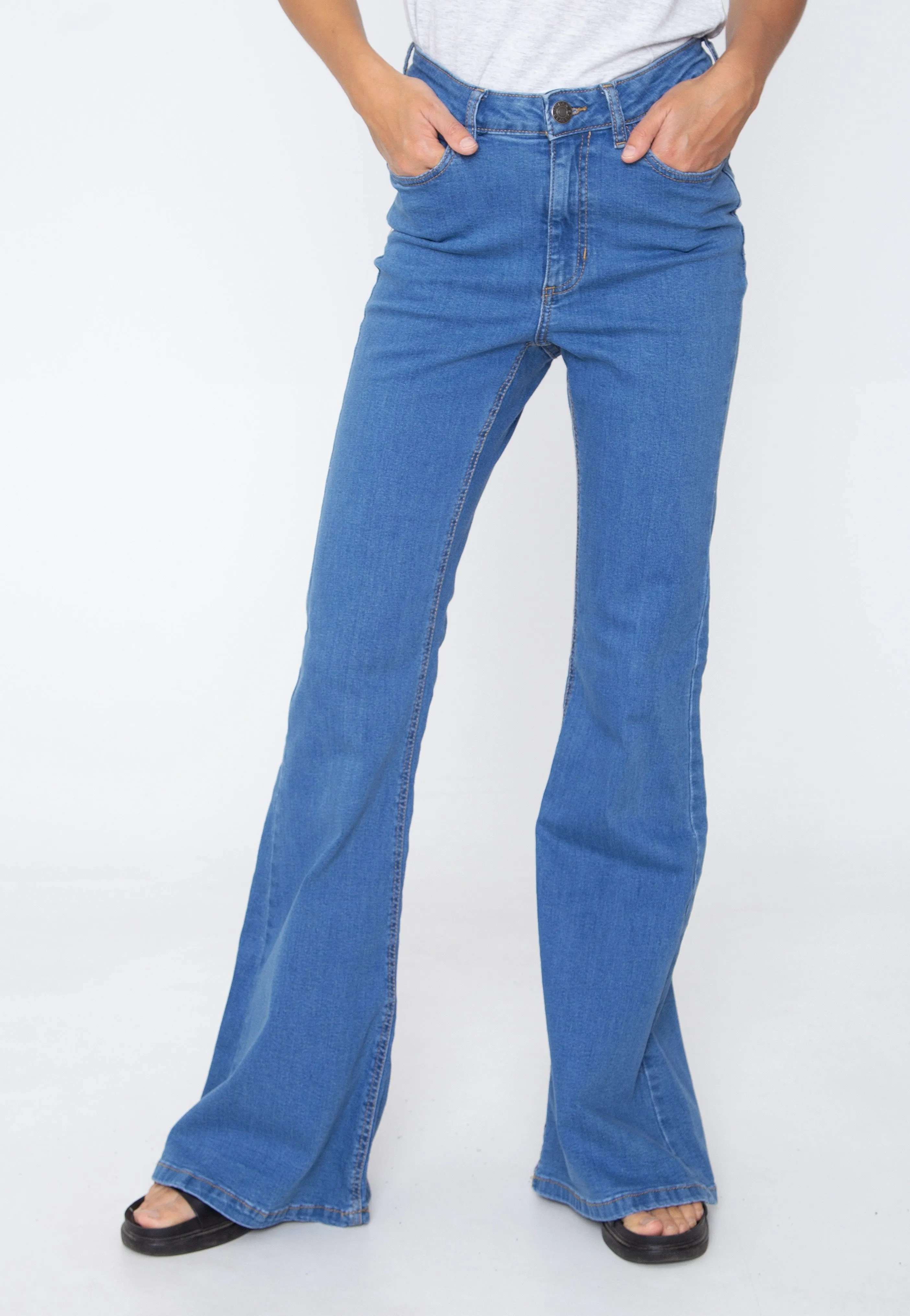 Urban Classics - Ladies Organic High Waist Flared Denim Clearblue Washed - Jeans