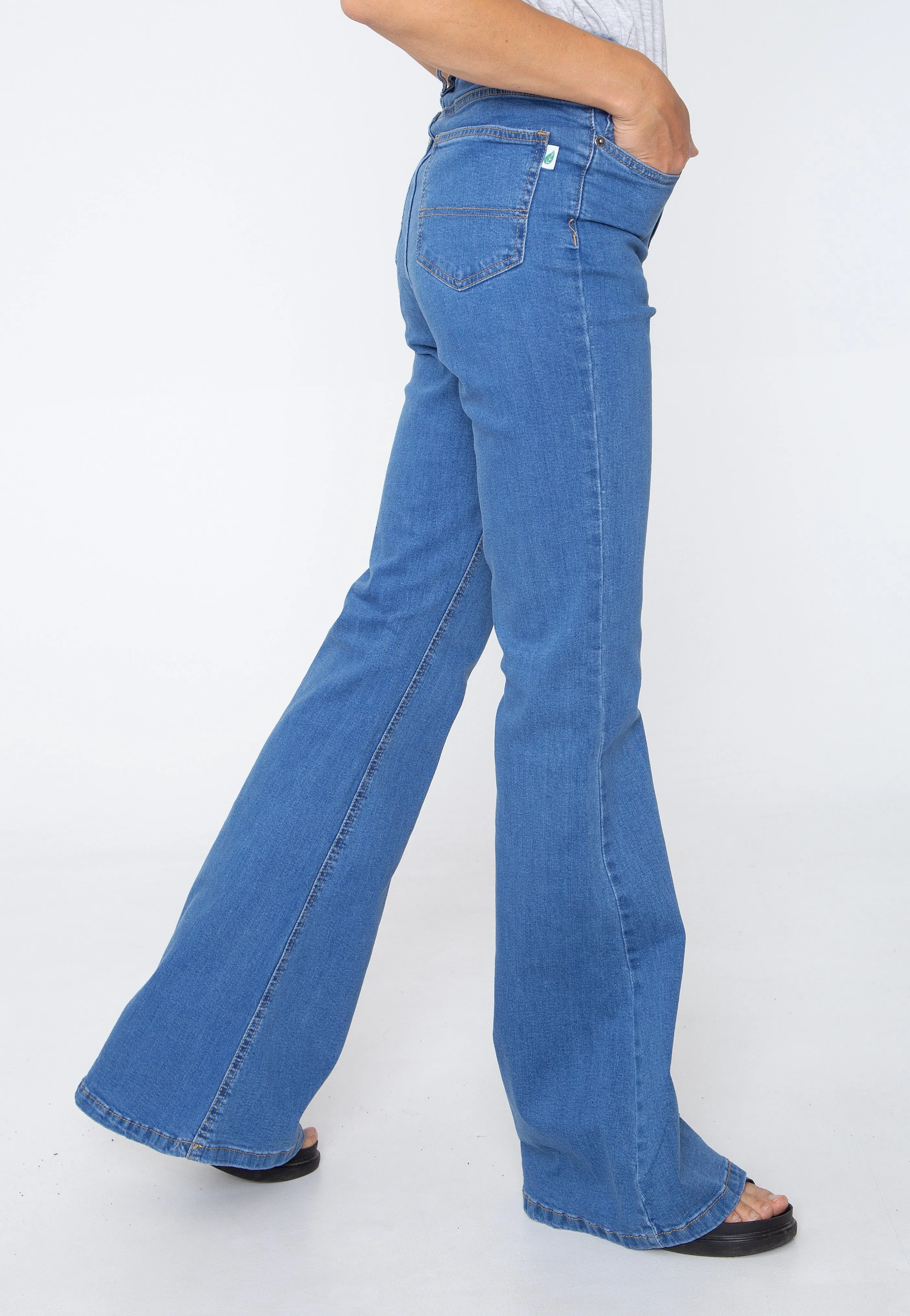 Urban Classics - Ladies Organic High Waist Flared Denim Clearblue Washed - Jeans